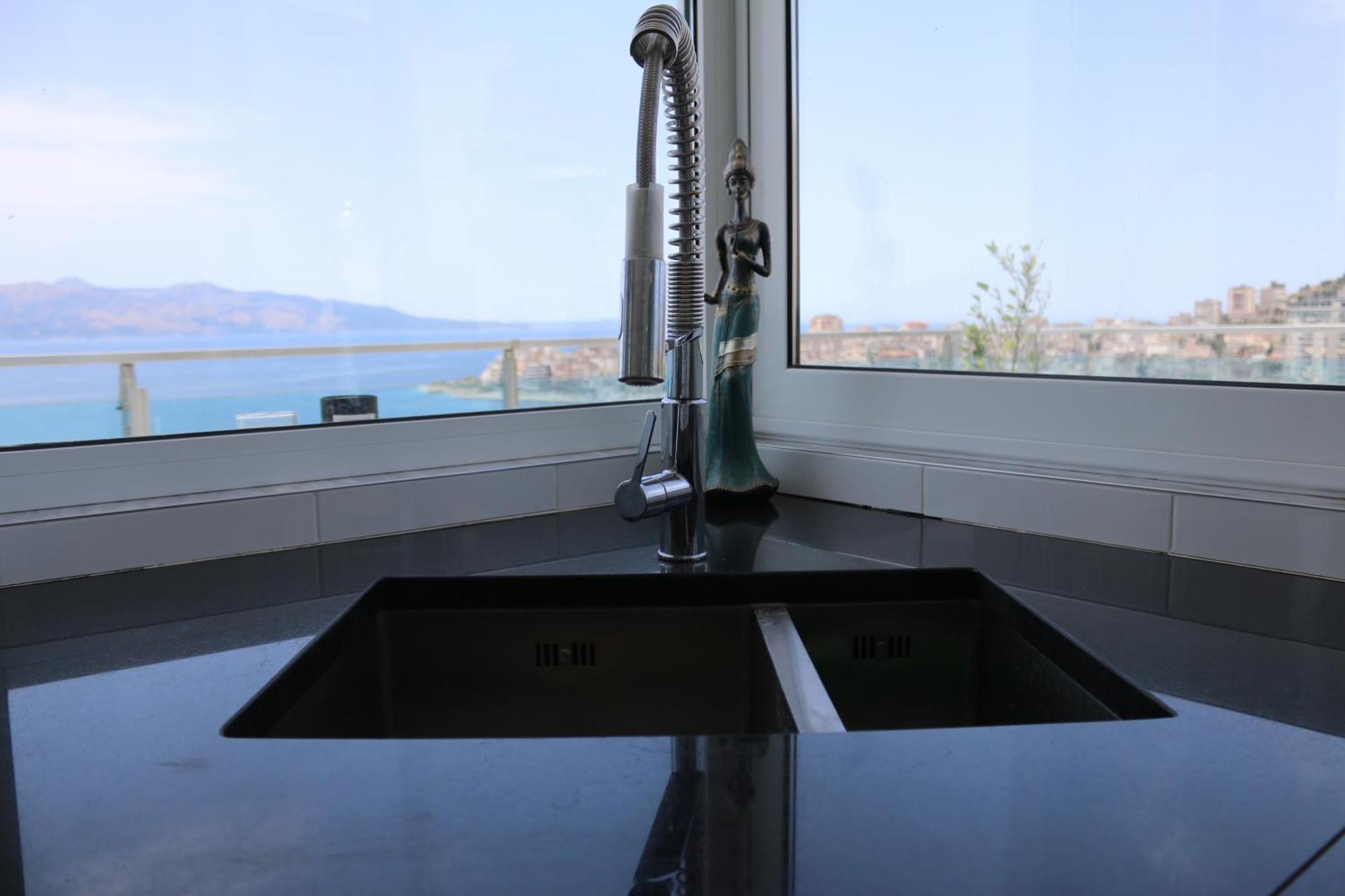 Апартаменты Rocknest Sea View Penthouse Саранда Экстерьер фото